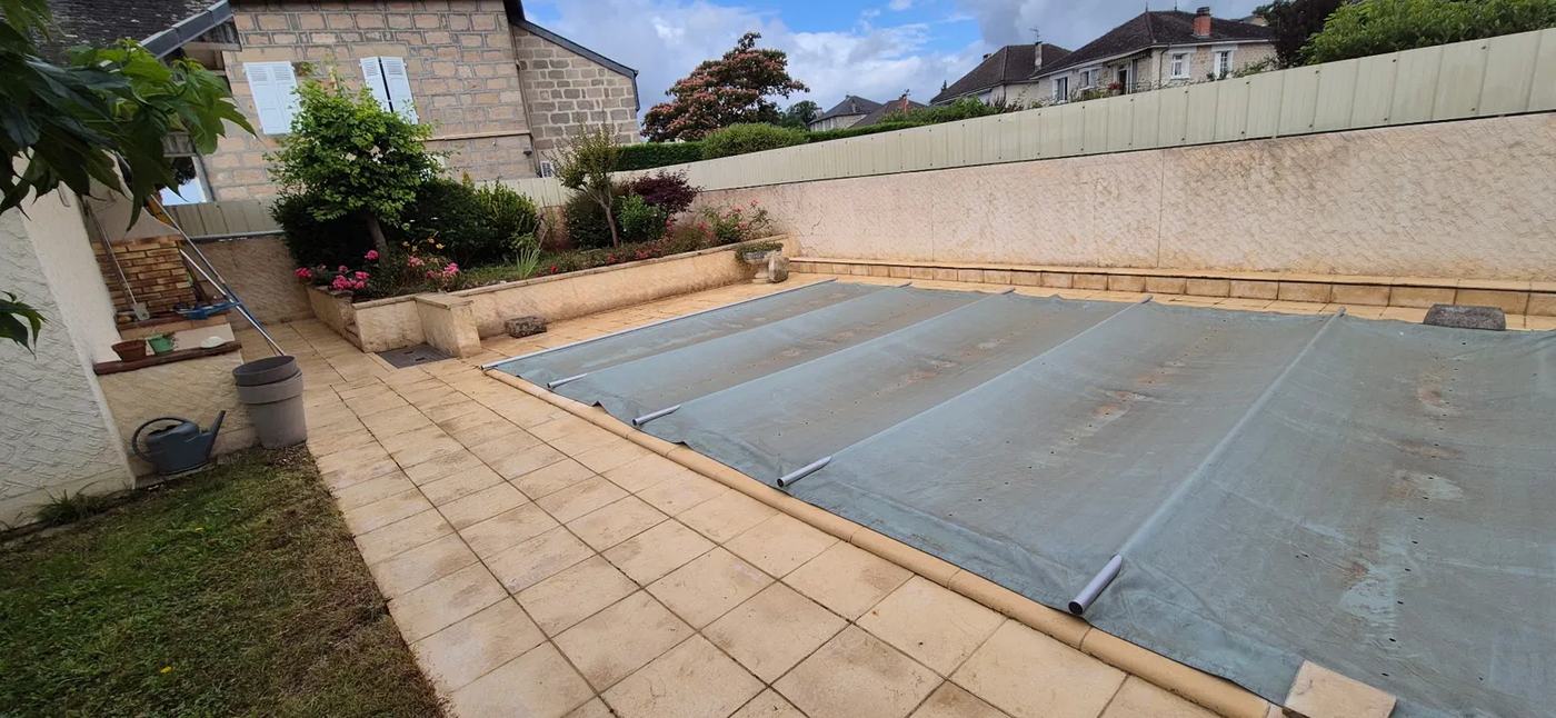 Terrasse autour d'une piscine après nettoyage, dallage clair